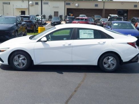 New 2026 Hyundai Elantra SE FWD image 8
