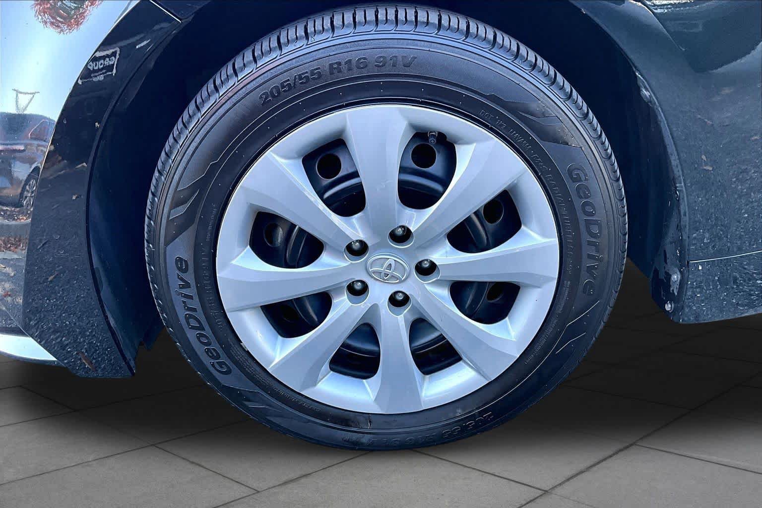 Used 2022 Toyota Corolla LE w/ Carpet Mat Package (TMS) FWD image 11