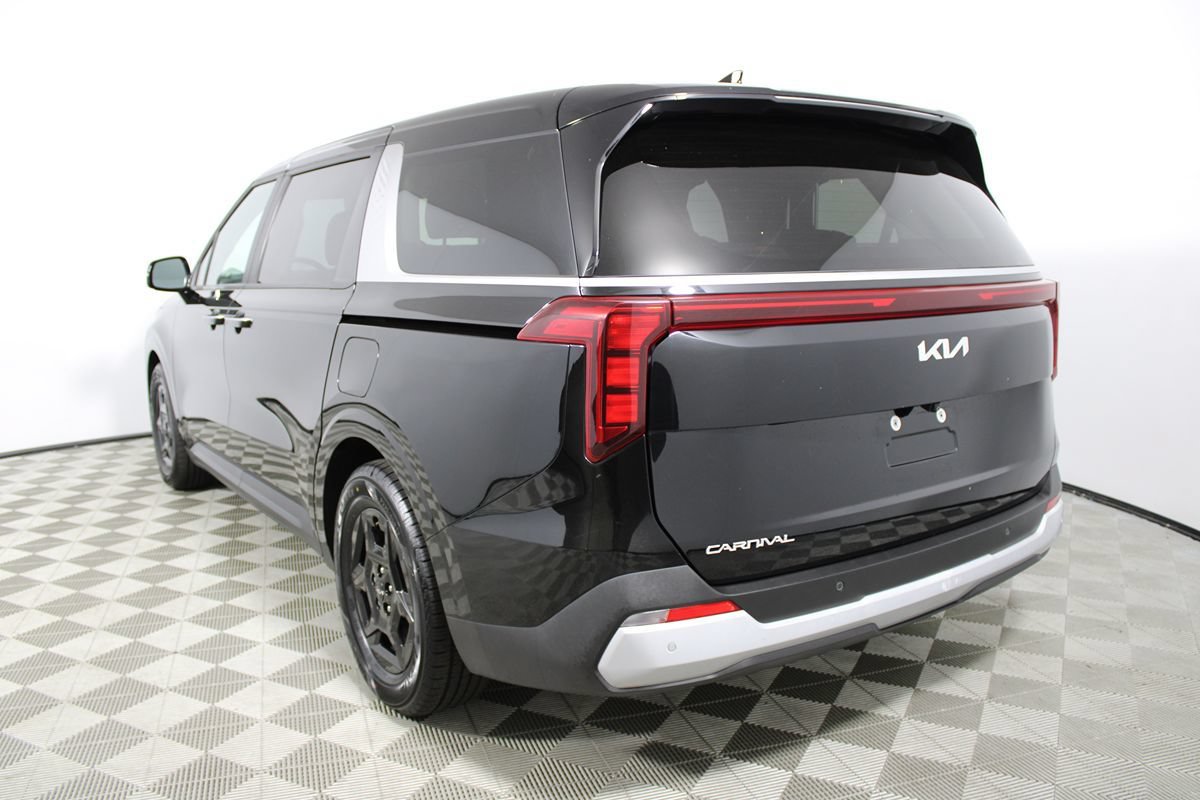 Used 2025 Kia Carnival FWD image 4