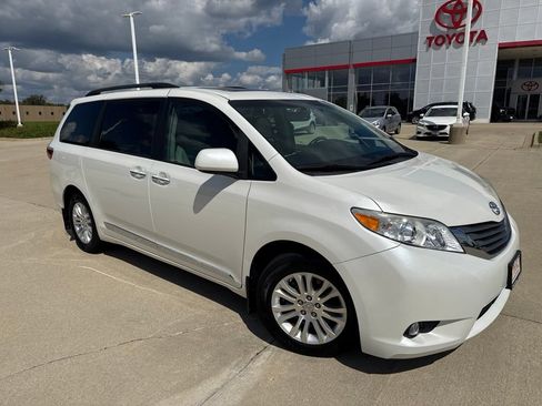 Used 2017 Toyota Sienna XLE w/ Protection Package FWD image 2