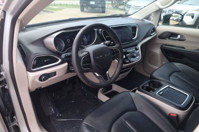 Certified 2024 Chrysler Pacifica Touring-L FWD image 11
