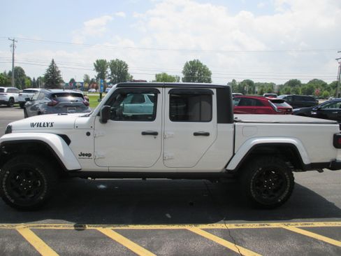 Used 2023 Jeep Gladiator Sport AWD/4WD image 6