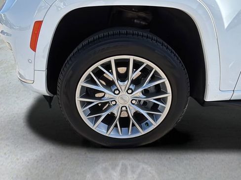 Used 2023 Jeep Grand Cherokee L Summit w/ Luxury Tech Group V AWD/4WD image 10