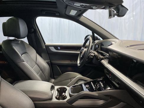 Used 2024 Porsche Cayenne image 47