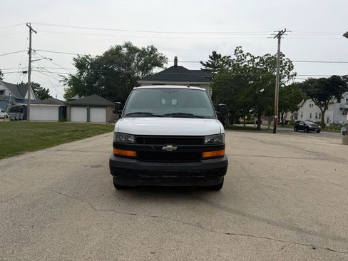 Used 2018 Chevrolet Express 2500 RWD image 2