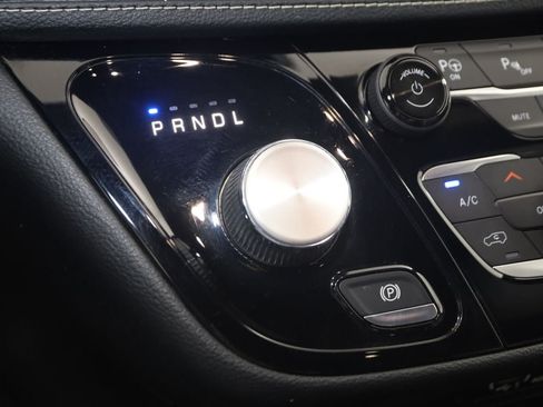 Used 2021 Chrysler Pacifica Touring-L w/ S Appearance Package FWD image 7
