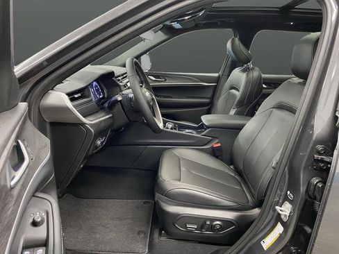 New 2025 Jeep Grand Cherokee Limited w/ Trailer Tow Package image 4