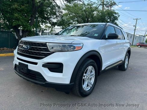 Used 2022 Ford Explorer XLT AWD/4WD image 2