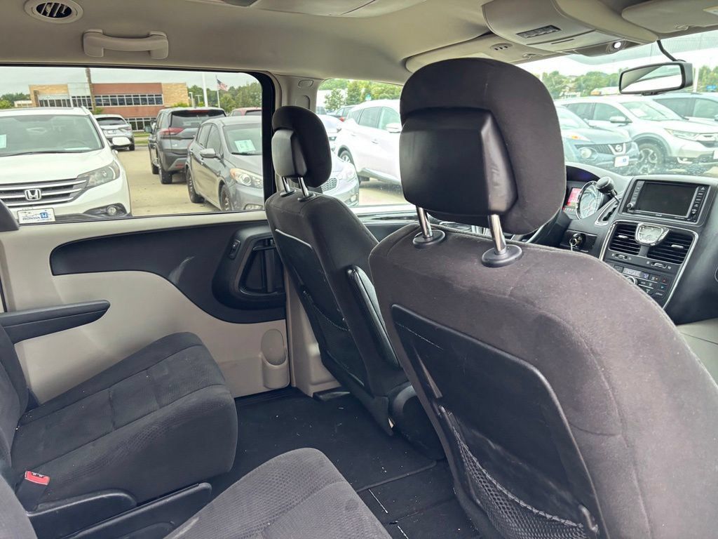 Used 2013 Chrysler Town & Country Touring FWD image 21