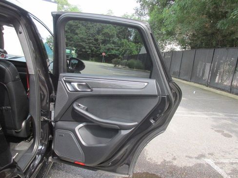 Used 2018 Porsche Macan Turbo image 69