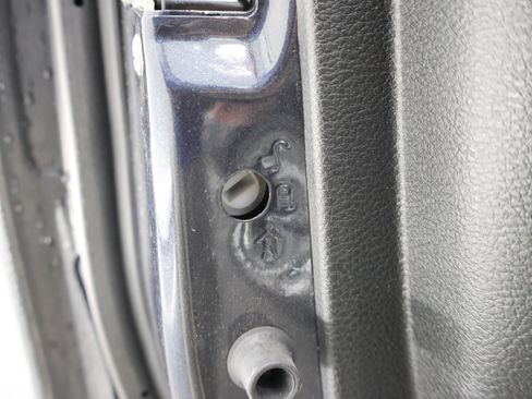 Used 2019 RAM 1500 Laramie AWD/4WD image 12