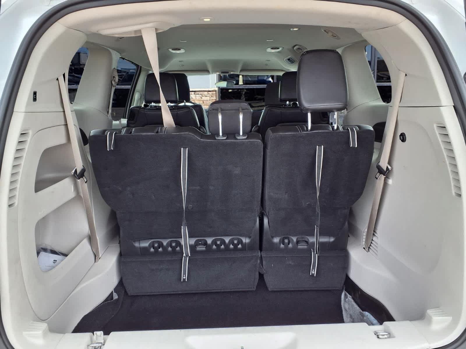 Used 2024 Chrysler Pacifica Touring-L FWD image 5