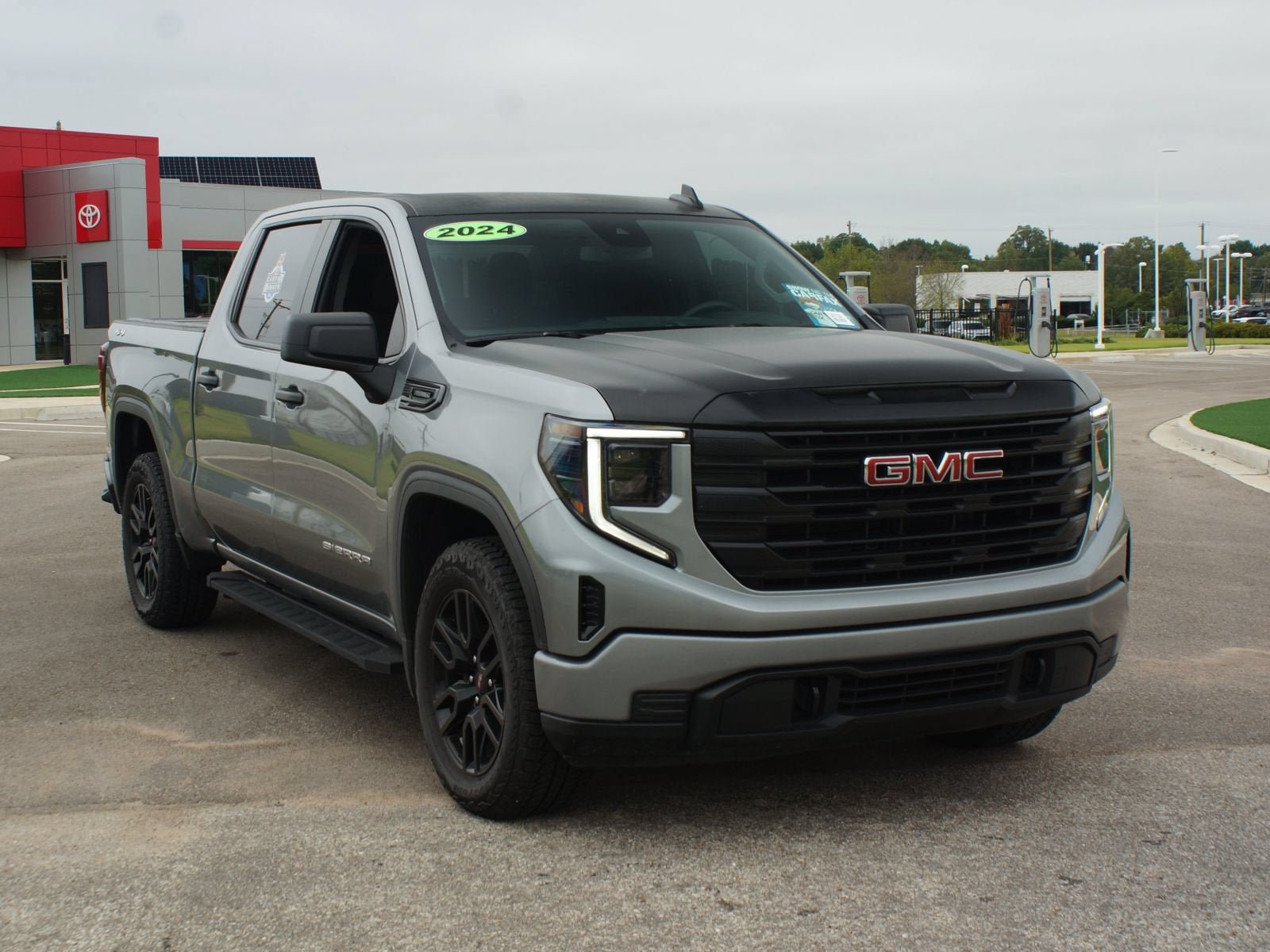 Used 2024 GMC Sierra 1500 Pro w/ Graphite Edition AWD/4WD image 2