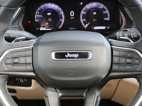 Used 2025 Jeep Grand Cherokee Limited w/ Luxury Tech Group II image 16