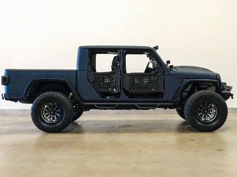 Used 2025 Jeep Gladiator Sport image 16