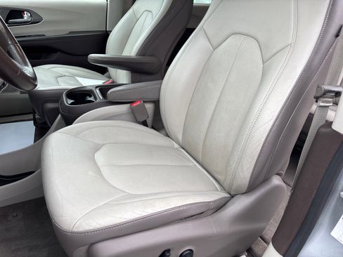 Used 2019 Chrysler Pacifica Touring-L FWD image 12