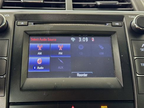 Used 2015 Toyota Camry SE FWD image 18