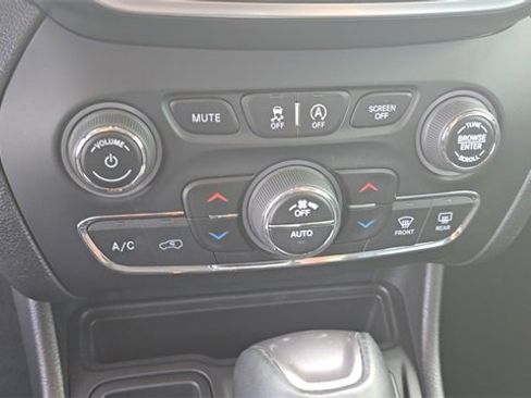 Used 2021 Jeep Cherokee Limited image 22