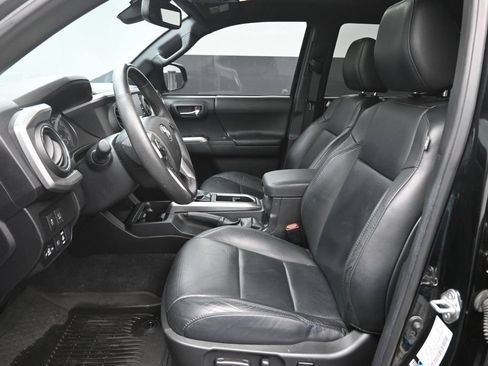 Used 2021 Toyota Tacoma Limited w/ Nightshade Package AWD/4WD image 18