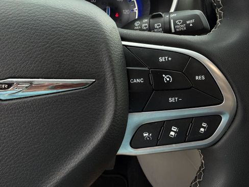 Used 2023 Chrysler Pacifica Touring-L FWD image 16