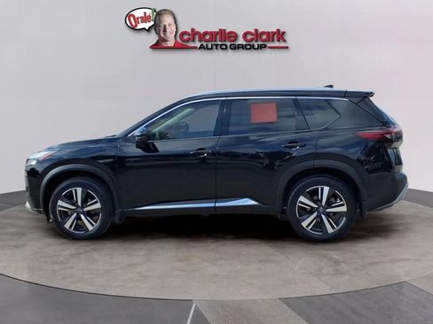 Used 2023 Nissan Rogue Platinum FWD image 2