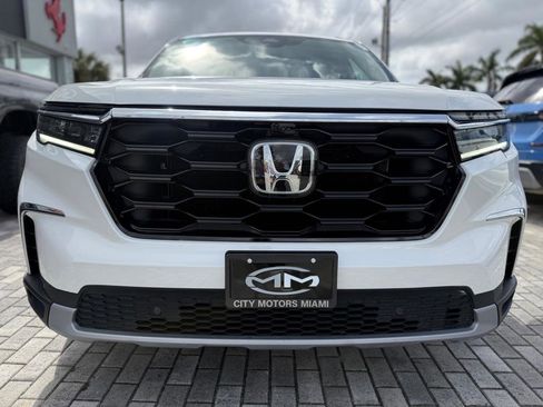 Used 2025 Honda Pilot Elite image 2
