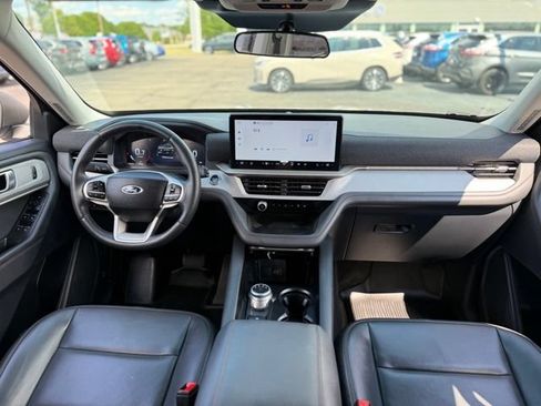 Certified 2025 Ford Explorer Active w/ Active Comfort Package AWD/4WD image 2
