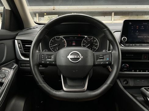 Used 2025 Nissan Rogue SV image 32