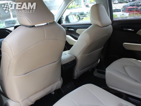 Used 2022 Toyota Highlander XLE AWD/4WD image 23