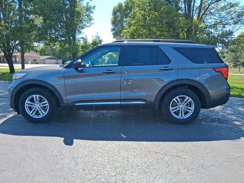 Used 2023 Ford Explorer XLT w/ Equipment Group 202A AWD/4WD image 3