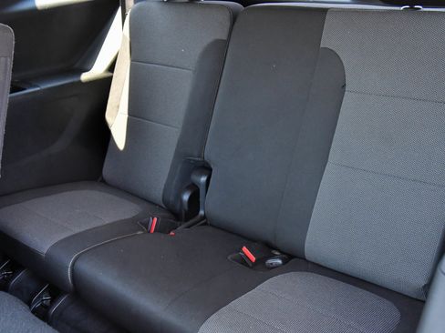 Used 2021 Chevrolet Traverse LS FWD image 33