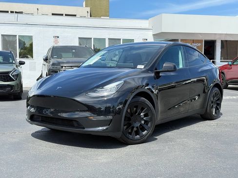Used 2023 Tesla Model Y Long Range AWD/4WD image 2