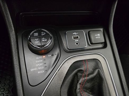 Used 2021 Jeep Cherokee Trailhawk w/ Technology Group image 32