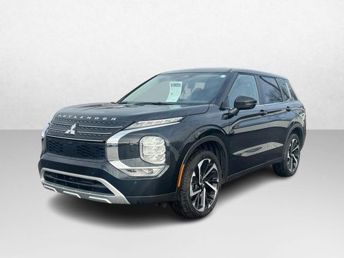 Used 2024 Mitsubishi Outlander SE image 2