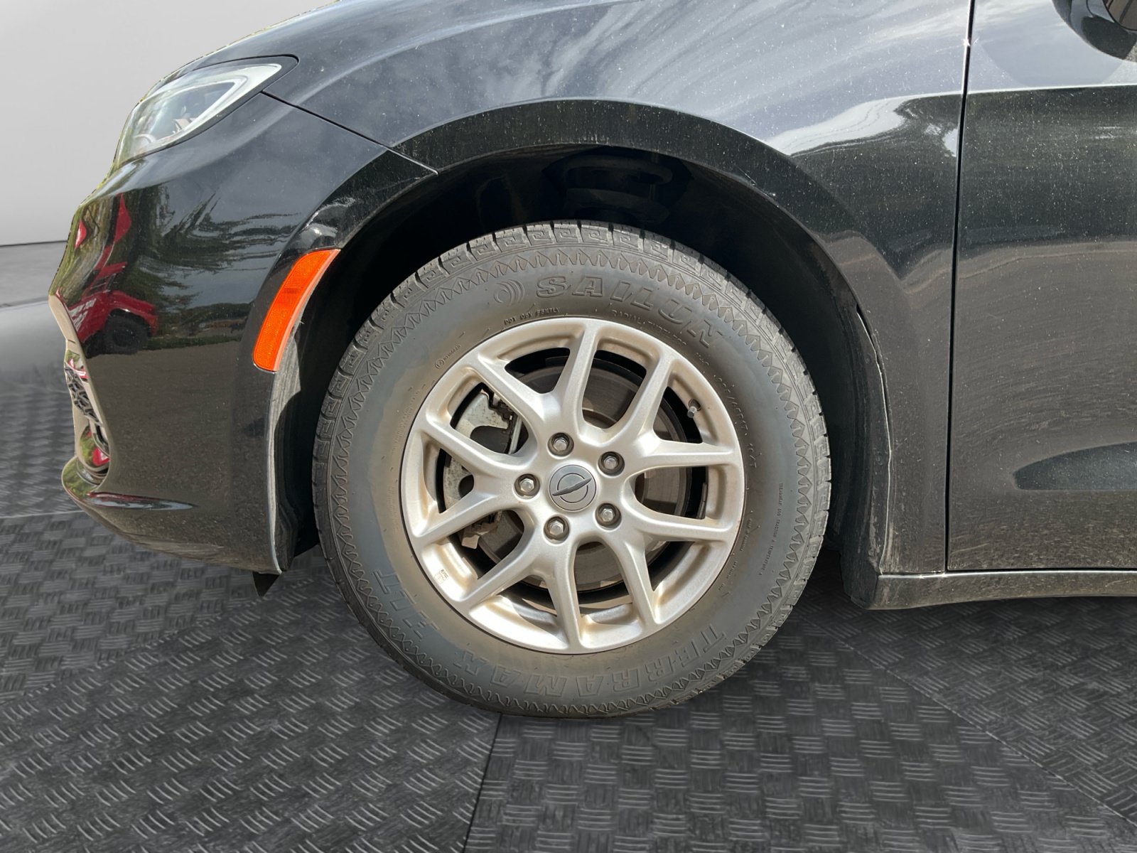 Used 2024 Chrysler Pacifica Touring-L FWD image 16