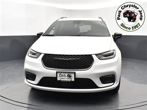 Used 2024 Chrysler Pacifica Limited w/ S Appearance Package image 2