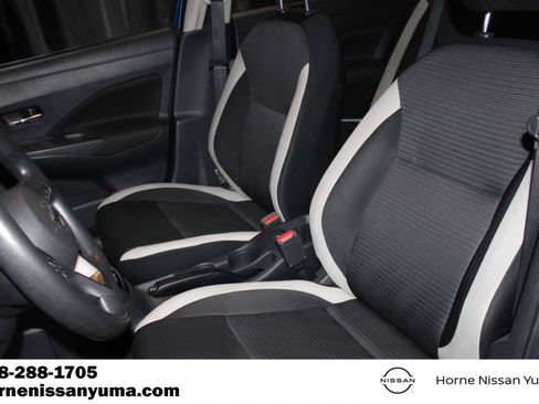 Used 2022 Nissan Versa SV FWD image 9