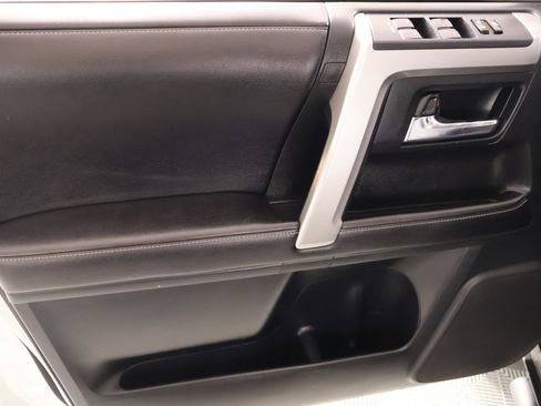 Used 2016 Toyota 4Runner SR5 AWD/4WD image 15