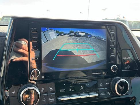 Used 2022 Toyota Highlander XLE image 11