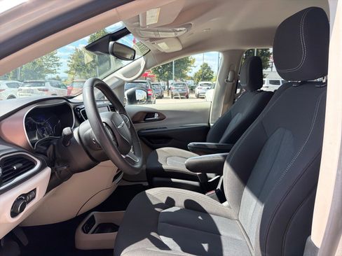 Used 2023 Chrysler Voyager LX FWD image 15