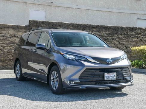 Used 2022 Toyota Sienna XLE w/ XLE Plus Package image 3