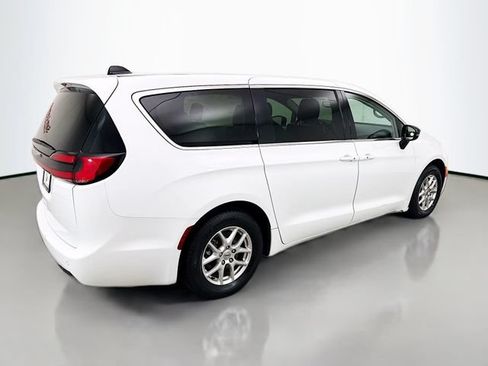 Used 2024 Chrysler Pacifica Touring-L FWD image 7