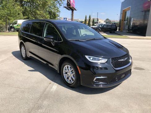 Certified 2024 Chrysler Pacifica Touring-L FWD image 8