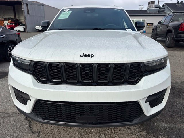 Used 2023 Jeep Grand Cherokee Altitude RWD image 2