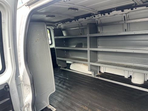 Used 2017 Chevrolet Express 2500 RWD image 18