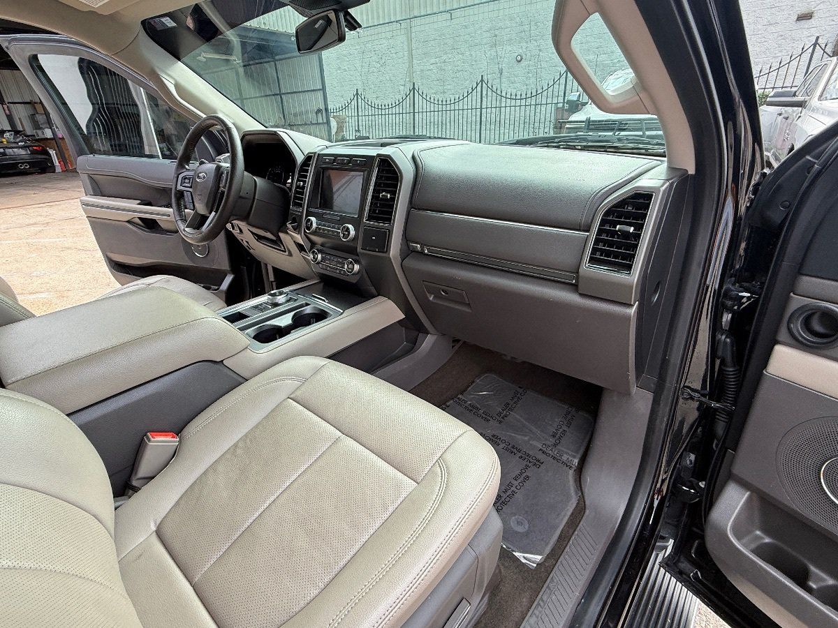 Used 2019 Ford Expedition XLT w/ Equipment Group 202A RWD image 16