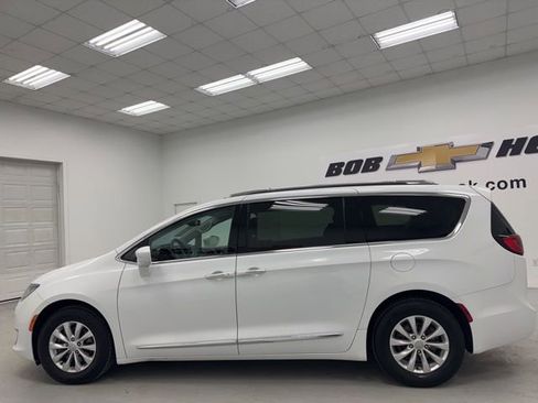 Used 2019 Chrysler Pacifica Touring-L image 8