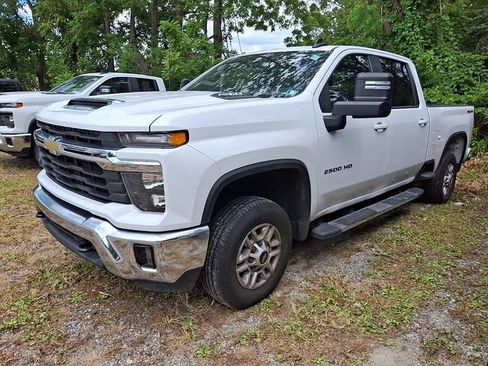 Used 2025 Chevrolet Silverado 2500 LT w/ Convenience Package AWD/4WD image 3