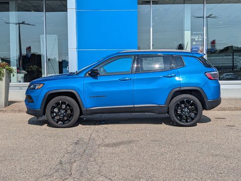 Used 2025 Jeep Compass Latitude w/ Convenience Group AWD/4WD image 5