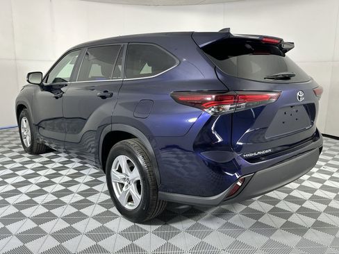 Used 2025 Toyota Highlander LE FWD image 6
